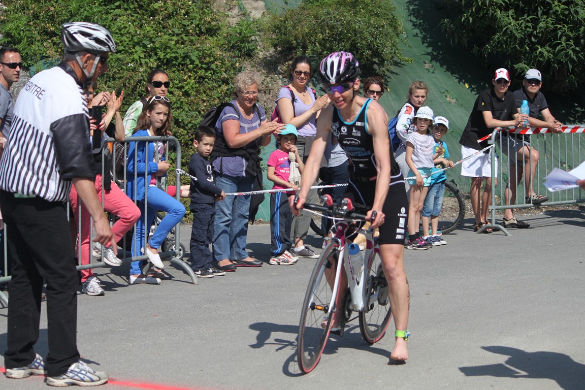 Nath prend son temps pour descendre du vélo